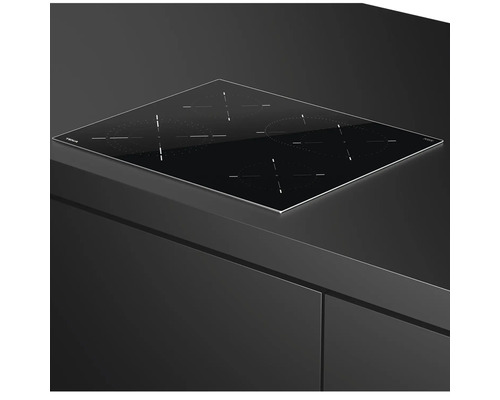 Schwarzes Teka Induktionskochfeld mit vier Kochzonen auf einer Küchentheke.
