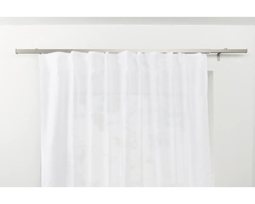 Weiße Gardine an einer Gardinenstange