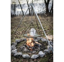 Feu de camp avec trépied et cafetière en extérieur