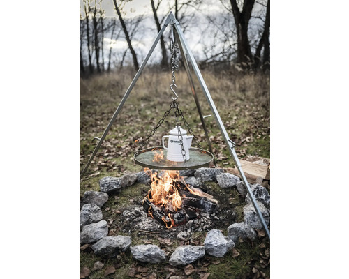 Feu de camp avec trépied et cafetière en extérieur