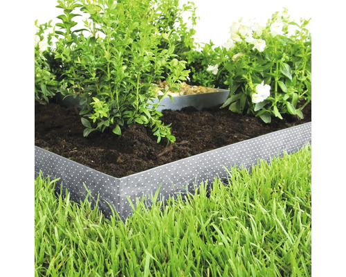 Bordure de parterre en métal à pois dans un jardin