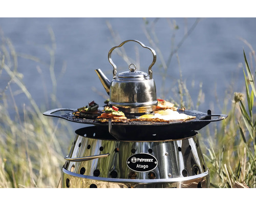 Petromax Atago Grill mit Teekessel und Speisen