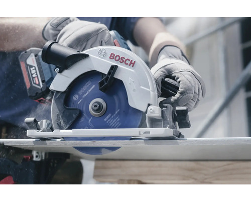 Bosch Akku-Handkreissäge im Einsatz beim Sägen eines Werkstücks