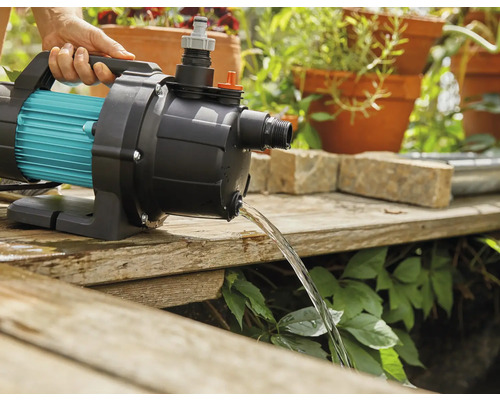 Gartenpumpe im Einsatz mit Wasserfluss
