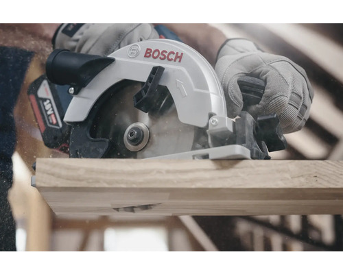 Bosch Logo. Akku-Handkreissäge beim Schneiden von Holz.