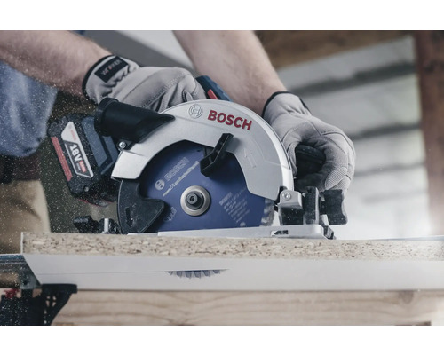 Eine Handkreissäge von Bosch schneidet ein Werkstück.