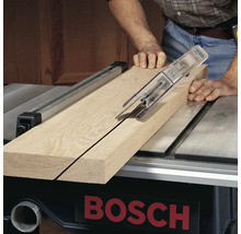 Bosch Tischkreissäge beim Schneiden eines Holzbretts