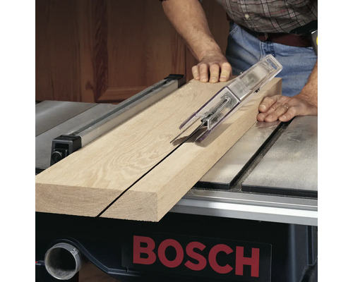 Scie circulaire de table Bosch coupant une planche de bois