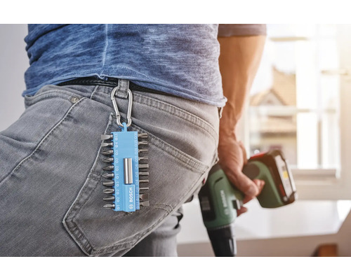 Homme avec visseuse sans fil et jeu d''embouts de vissage Bosch à la ceinture