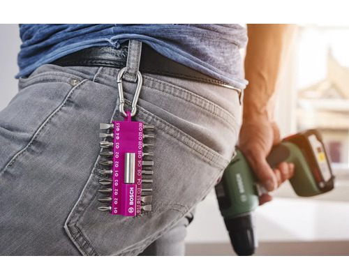 Perceuse avec logo Bosch et jeu d''embouts à la ceinture