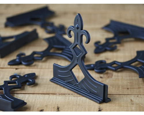 Plusieurs supports décoratifs sur une table en bois