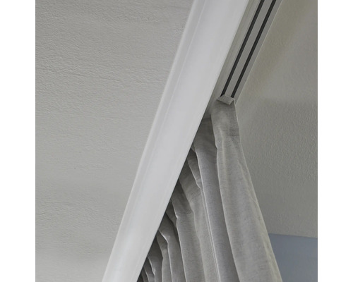 Gardinenschiene mit Vorhang an der Decke