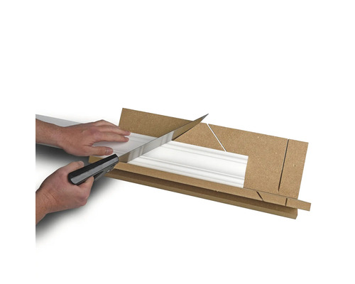 Zuschneiden einer Zierleiste mit einer Gehrungslade und einer Handsäge