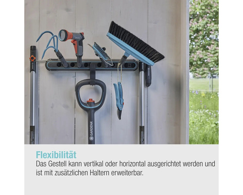 Gartengeräte an einer Gerätehalterung befestigt