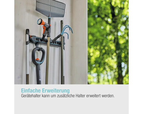 Gartengerätehalter mit Rechen, Gartenspritze, Harke, Spaten und Besen