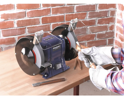 Meuleuse double affûtant un ciseau