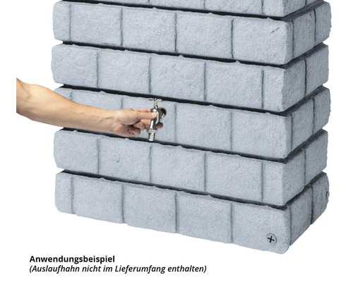 Réservoir d''eau de pluie gris avec robinet en cours d''utilisation