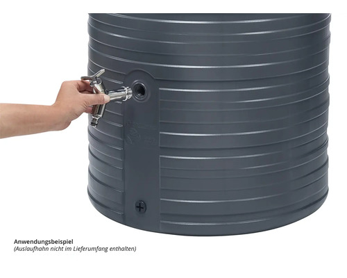 Vue détaillée d''une section de récupérateur d''eau de pluie avec un robinet monté comme exemple d''application