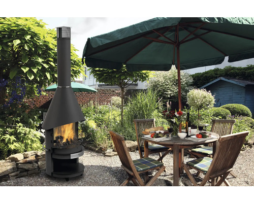Jardin avec cheminée d''extérieur et table dressée sous un parasol