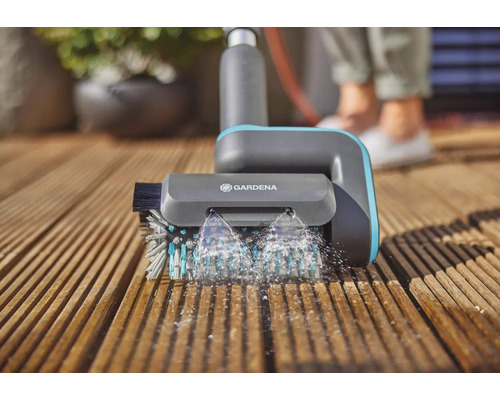 Brosse de surface Gardena pour le nettoyage des lames de terrasse