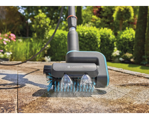 Nettoyeur de surfaces Gardena AquaBrush avec jet d''eau pour le nettoyage des surfaces en pierre