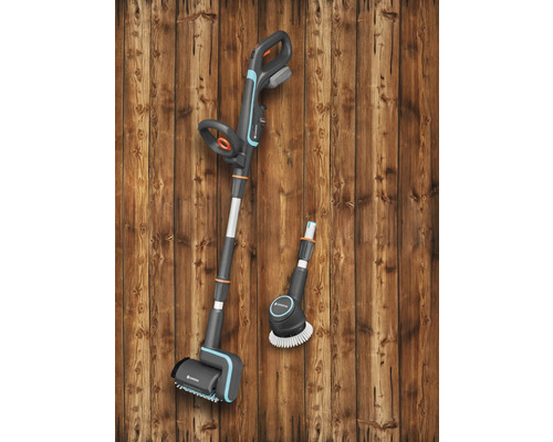 Brosse de nettoyage de joints à batterie Gardena et embout de brosse sur fond en bois