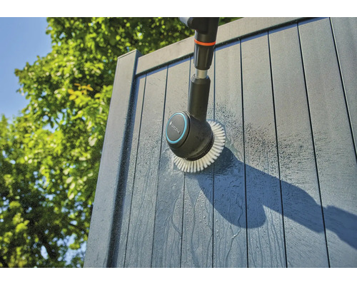 Brosse Gardena pour le nettoyage des surfaces extérieures