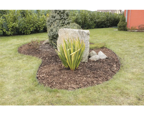 Gestalteter Gartenbereich mit Pflanzen, Steinen und Rasen