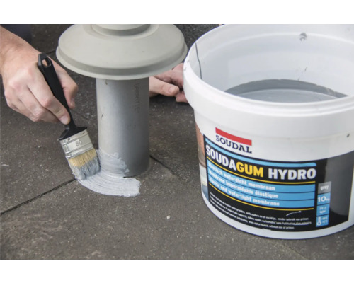 Application de mastic d''étanchéité Soudagum Hydro avec un pinceau sur un tuyau