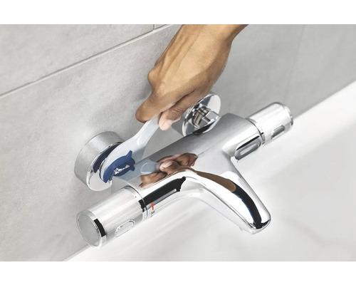 Einhand-Wannenbatterie wird mit einem Werkzeug montiert