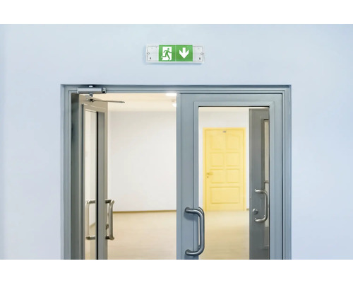 Porte ouverte avec panneau de sortie de secours