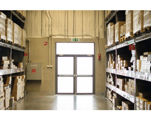 Entrepôt avec étagères et sortie de secours