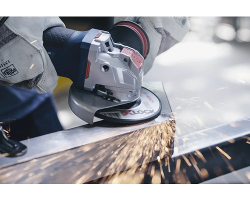 Un utilisateur meule du métal avec une meuleuse d''angle, des étincelles jaillissent