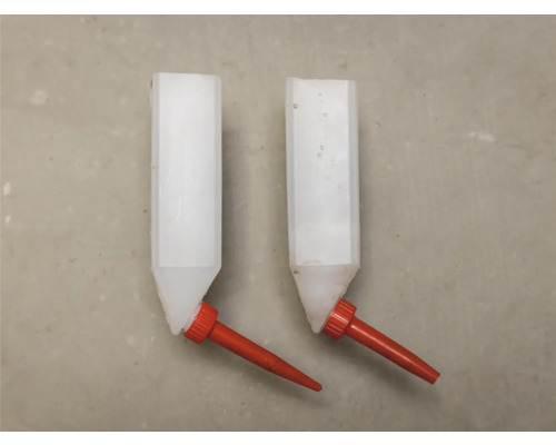 Deux abreuvoirs en plastique avec embout rouge
