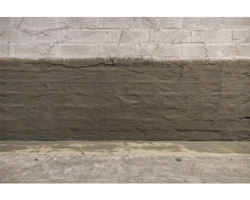 Mur de cave humide avec étanchéité et sol en béton