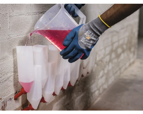 Une personne verse du liquide dans une rangée de récipients d''injection sur le mur.