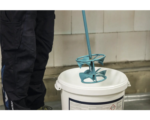 Rührwerk in einem Eimer zum Mischen von Materialien.