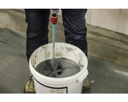 Mörtelmischer mischt Material in Eimer