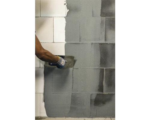 Verfugen von Fliesen mit einem Fugenspachtel