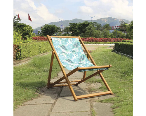 Holzliegestuhl mit Blattmuster auf Rasen