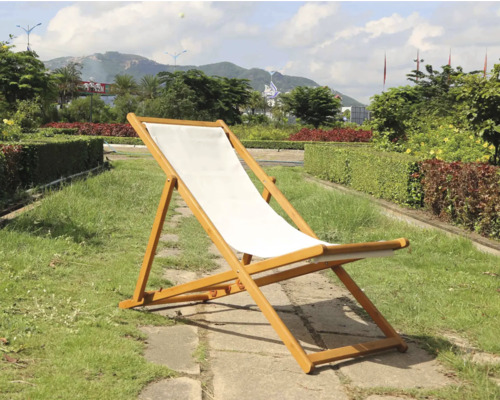Chaise longue en bois avec revêtement en tissu dans le jardin