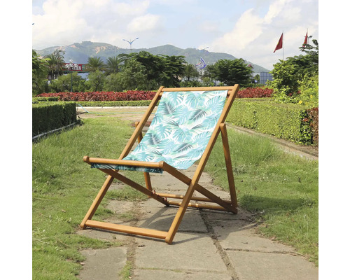 Holzliegestuhl mit tropischem Muster im Garten