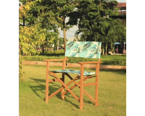Regiestuhl aus Holz mit Blattmuster auf Gras