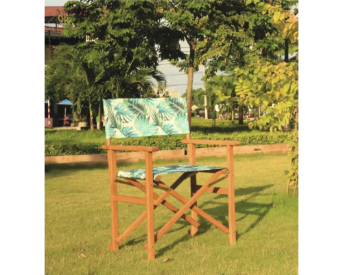 Regiestuhl mit Blattmuster im Garten