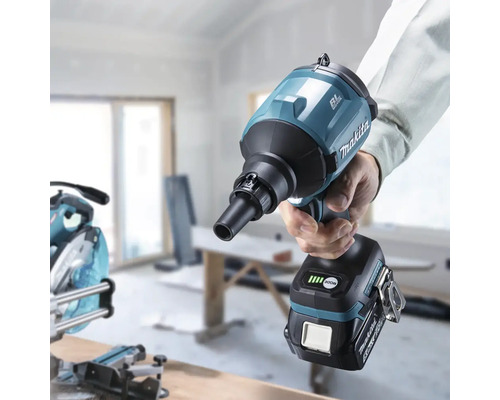 Visseuse à plaques de plâtre sans fil Makita en utilisation