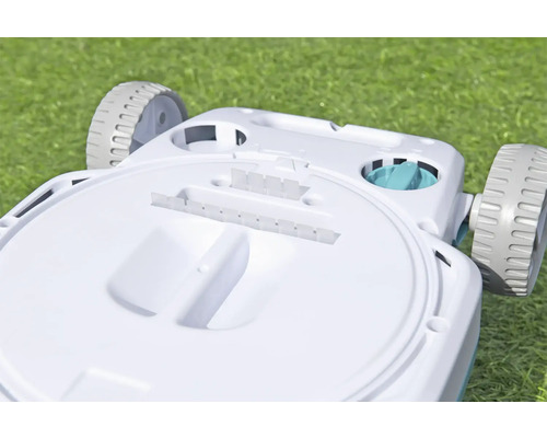 Gros plan d''une tondeuse à gazon sur l''herbe