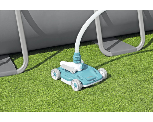 Nettoyeur de piscine automatique avec tuyau à côté d''une piscine