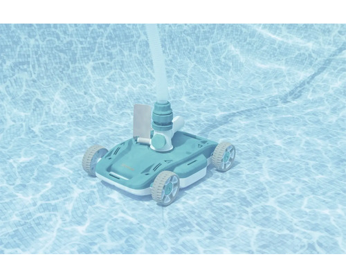 Brosse de nettoyage automatique de piscine avec tuyau dans la piscine