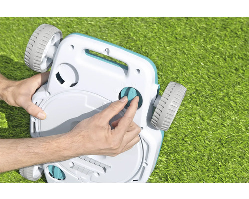 Robot tondeuse avec panneau de commande sur l''herbe