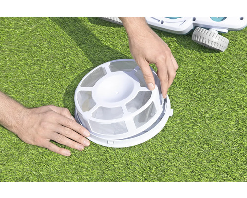 Panier filtrant du robot de piscine tenu par les mains